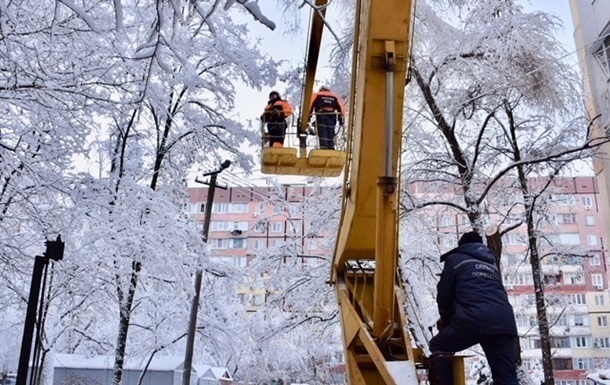 В Украине из-за осложнения погодных условий остаются обесточенными полторы сотни населенных пунктов