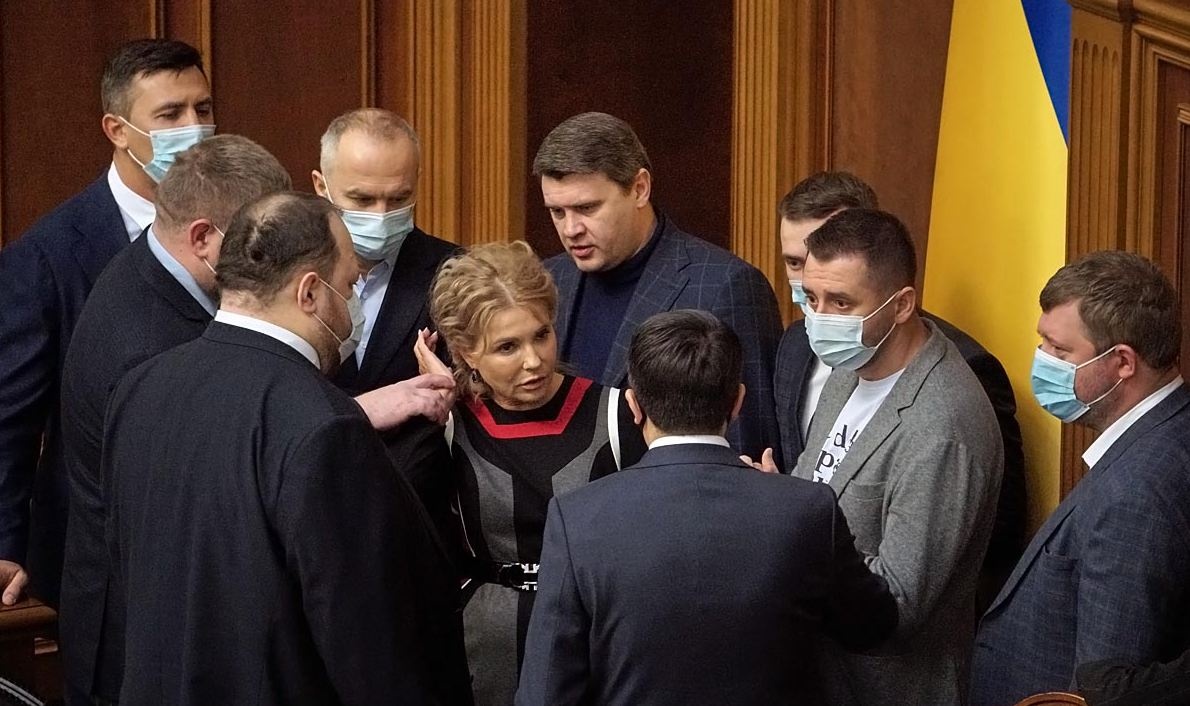 "Новая" Тимошенко в стильном наряде окружила себя толпой мужчин