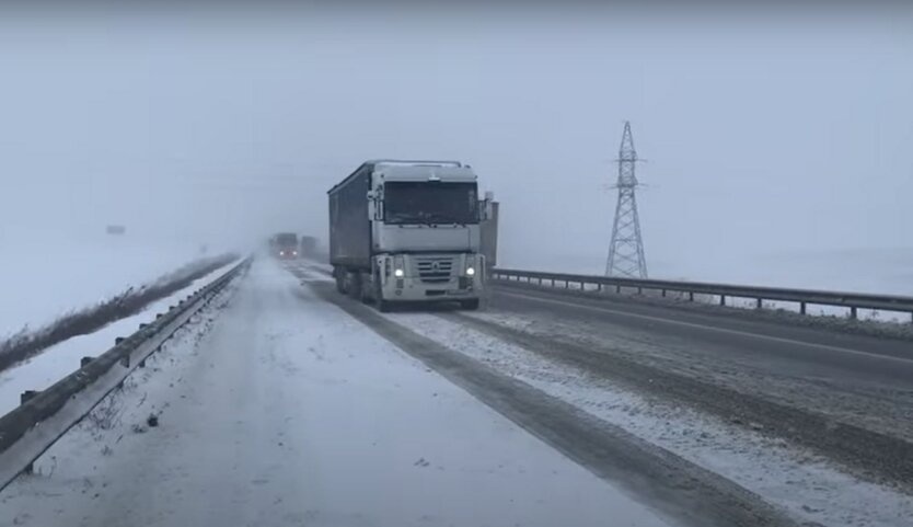 Синоптики предупредили водителей о снеге и гололедице