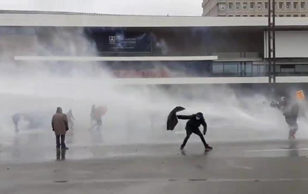 В Париже митингующих беспощадно разогнали водометами