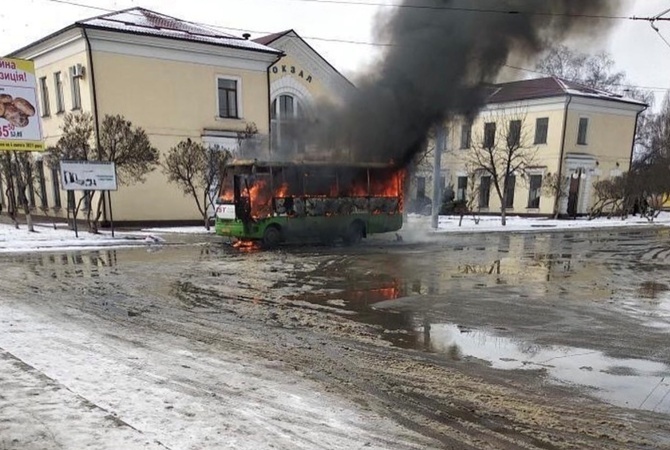 Водитель спасся в последнюю секунду: в Харькове дотла сгорела маршрутка