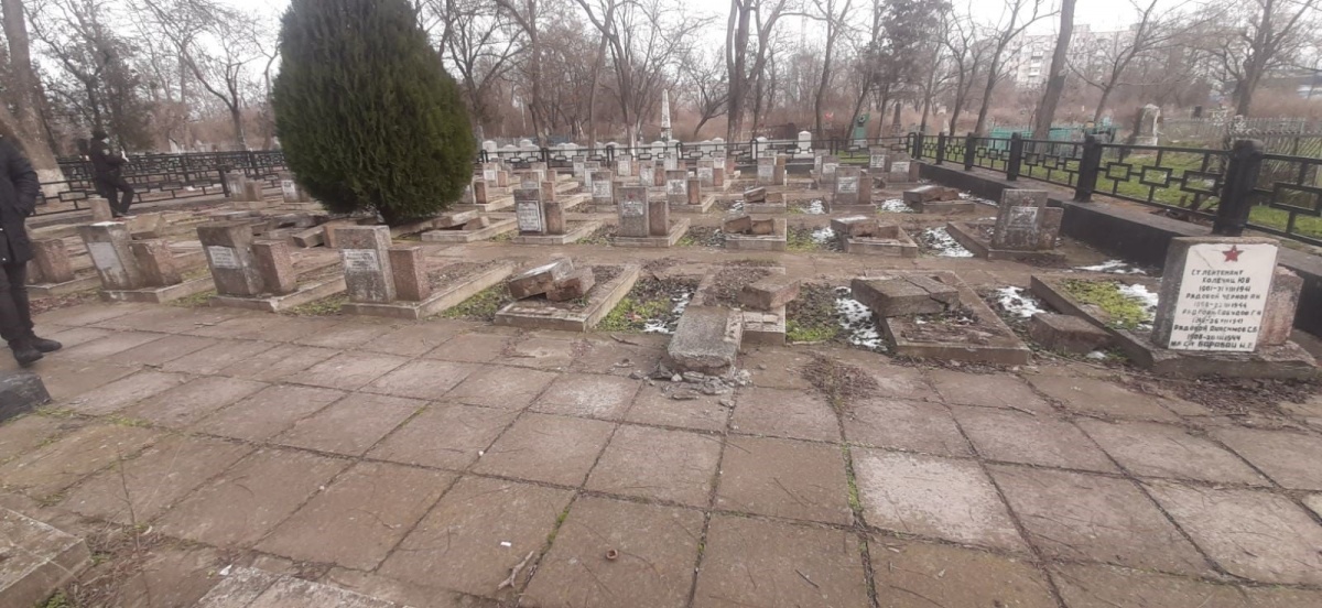 В Херсоне вандалы повредили памятники братской могилы воинам-освободителям