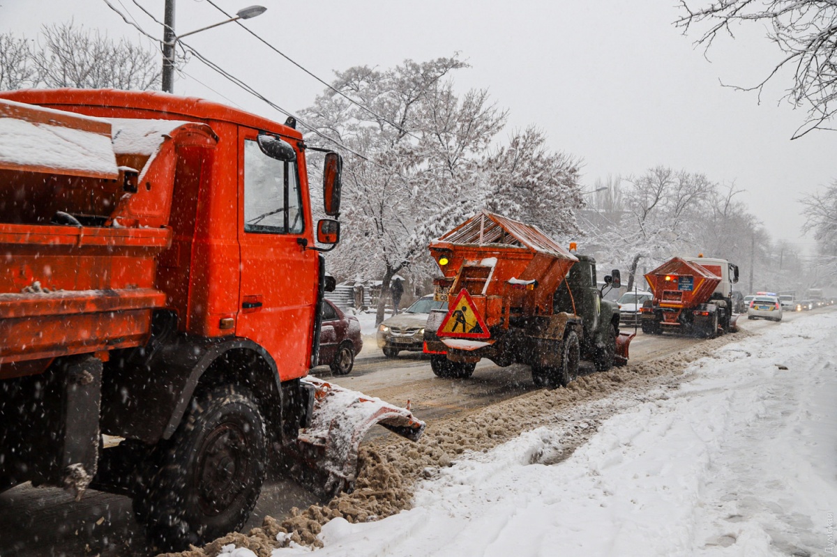 Одессу засыпало снегом: движение транспорта затруднено