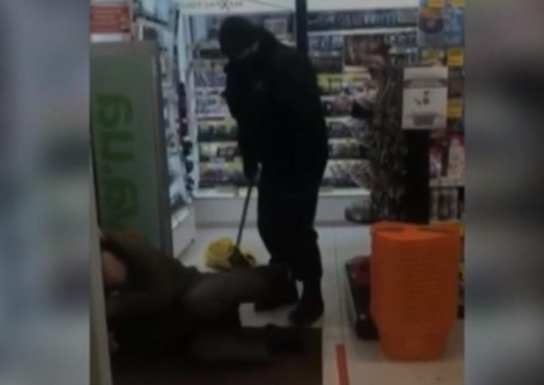 Охранники магазина в Житомире избили мужчину, который зашел туда погреться