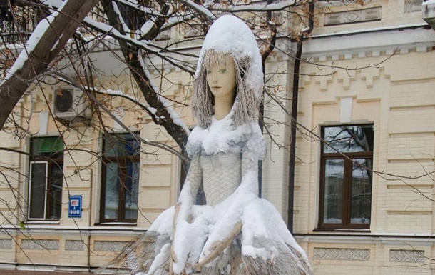 В Киеве вандалы разбили скульптуру балерины