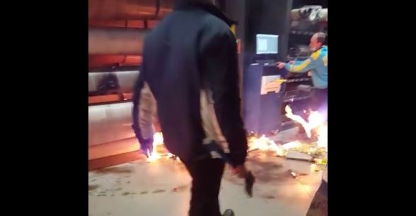 Пожар в  "Эпицентре": появились кадры изнутри магазина