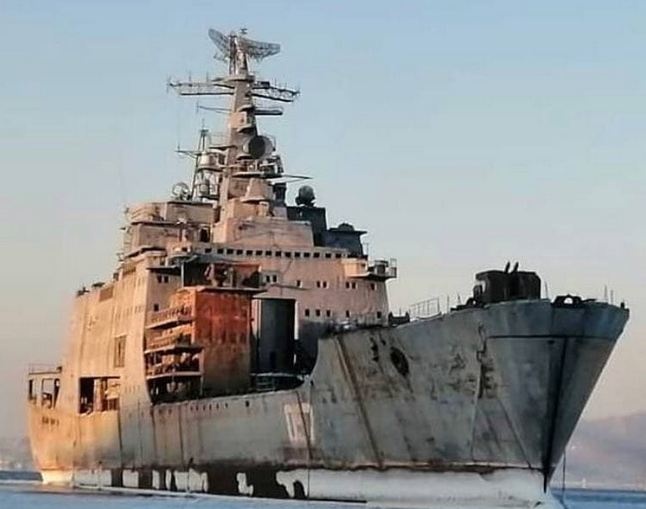 Российских десантников вместе с кораблем унесло в открытое море