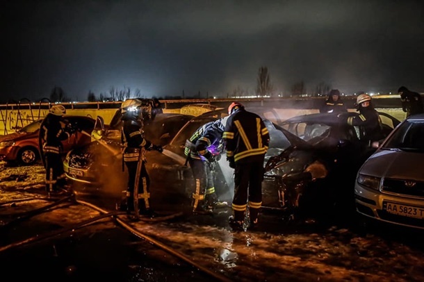 В Киеве во дворе жилого дома сгорело несколько автомобилей