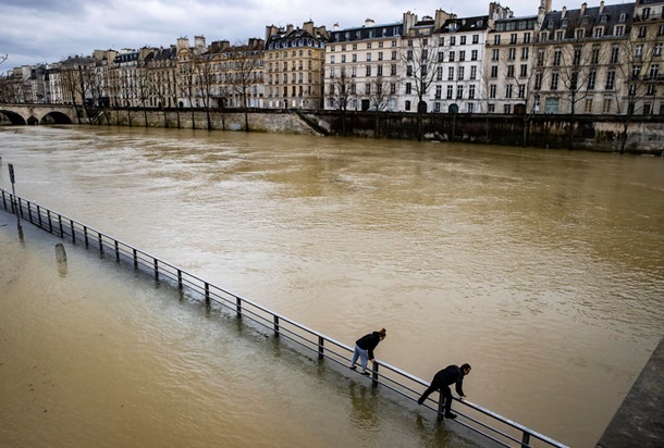 Уровень воды поднялся на четыре метра: в столице Франции сильное наводнение
