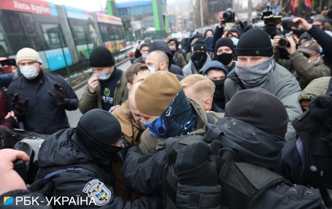 В Киеве под зданием телеканала "НАШ" произошла драка