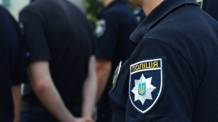 В Киеве группа полицейских требовала деньги у мужчины, который продавал свое авто