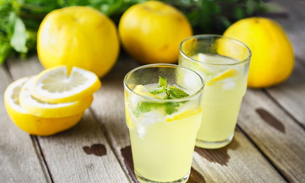 Вода с лимоном: все за и против