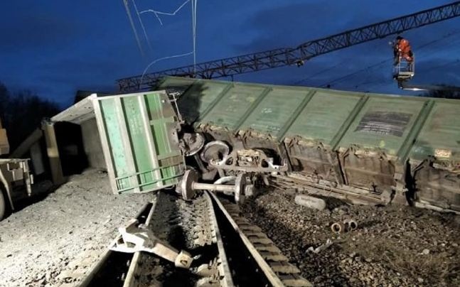 Авария на железной дороге под Днепром: движение поездов задерживается более чем на два часа