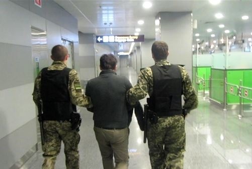 Вез таблетки-наркотики и больше ничего: в "Борисполе" задержали иностранца с чемоданом