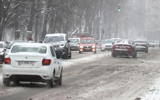 Сложные погодные условия: в шести областях Украины ограничили движение