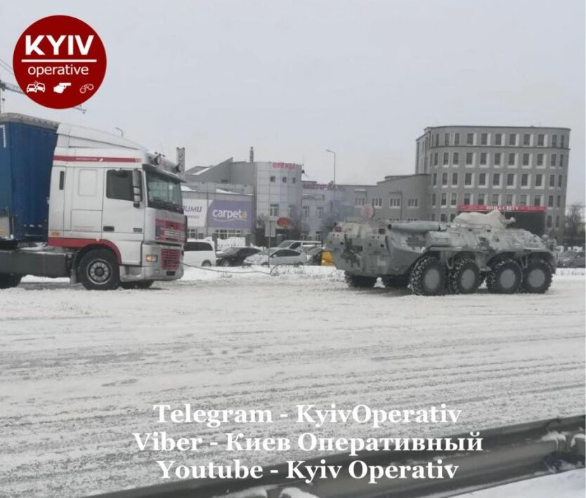 В Киеве только БТР смог вытащить застрявший на дороге грузовик