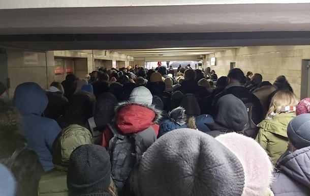 "Прекрасный вариант соблюдения социальной дистанции": в метро Киева образовались огромные очереди