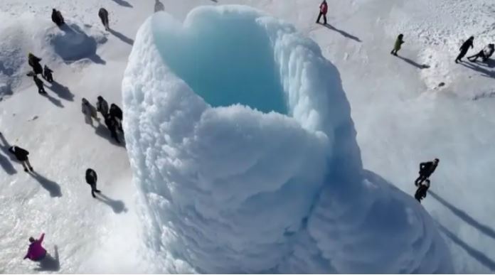 Ледяной вулкан в 14 метров: в Казахстане появилось новое чудо природы