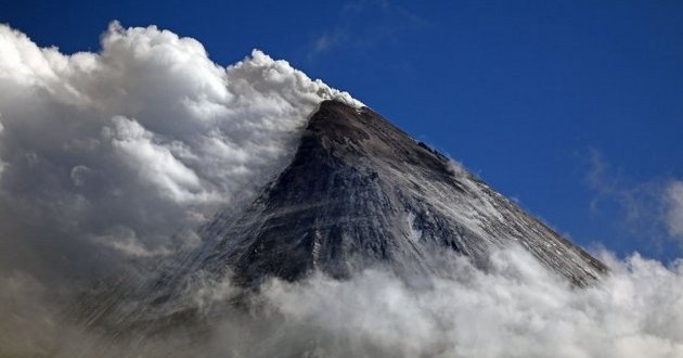 Туриста напугал внезапно проснувшийся вулкан: кадры не для слабонервных
