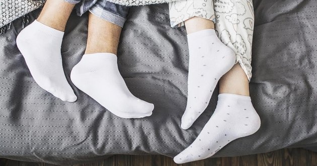Почему нужно надевать носки перед сном: эксперты объяснили важность материала