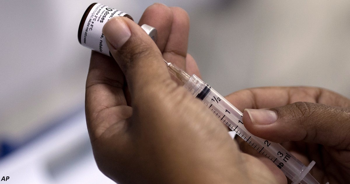 Популярный среди украинцев миф о вакцинации от коронавируса развеял врач
