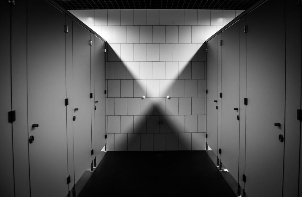 Санврачи посоветовали единственную кабинку, в которую можно заходить в общественном туалете