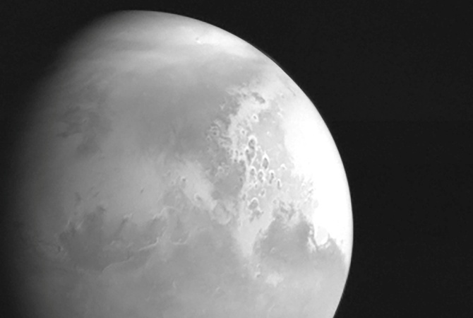 Китайский зонд прислал завораживающие кадры с орбиты Марса