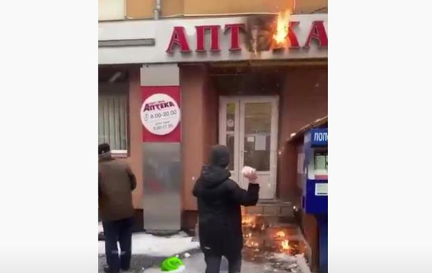 На Прикарпатье пожар в аптеке тушили снежками