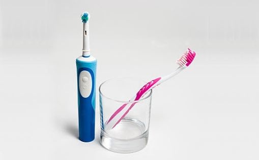 Механическая или электрическая зубная щетка: стоматологи рассказали, что лучше