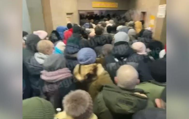 "Карантин, говорили они..." В Киеве образовалась огромная очередь в метро