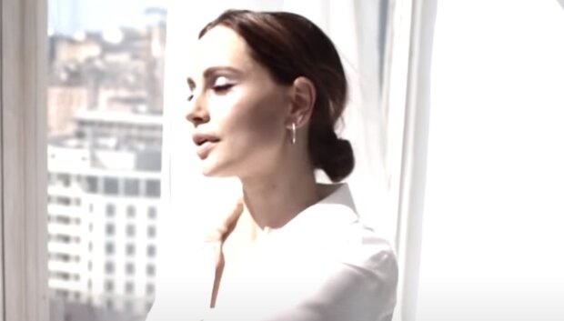 "Украинская Джоли" побаловала фанатов, нарядившись в прозрачное боди