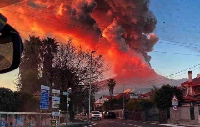В Италии началось мощное извержение вулкана Этна