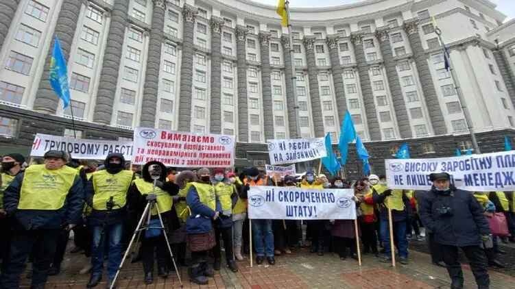 Железнодорожники вышли протестовать против ущемления их трудовых прав