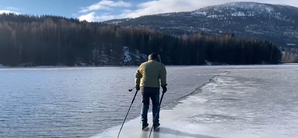 Мороз, коньки и водка: купание норвежца в ледяном озере покорило мир