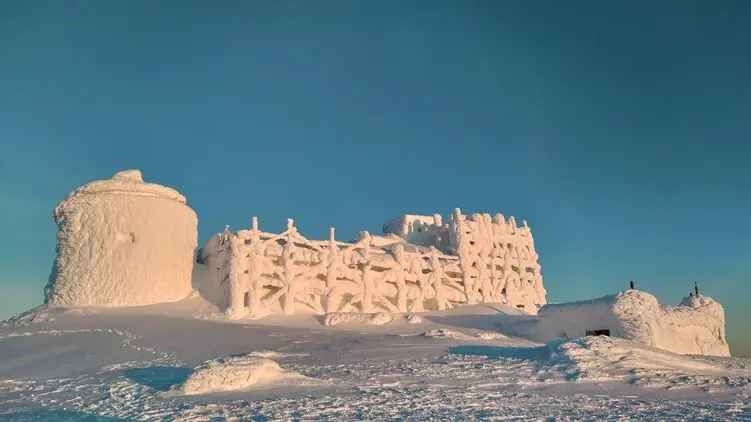 Погода превратила обсерваторию в Карпатах в снежную крепость
