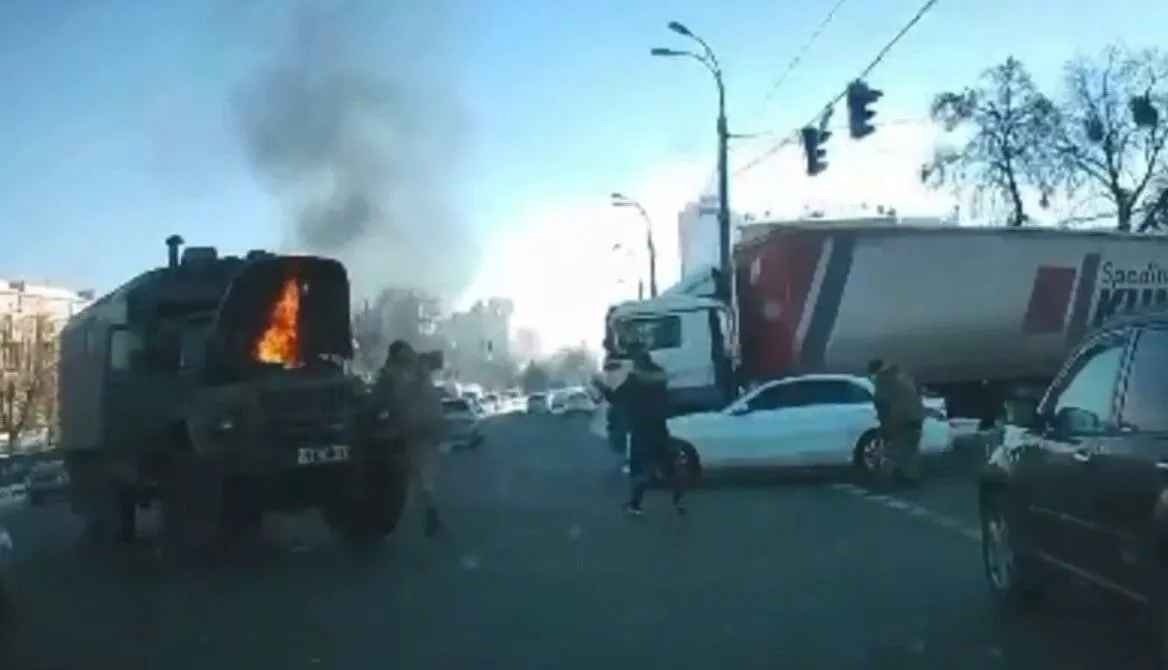 В Киеве во время движения загорелся военный грузовик