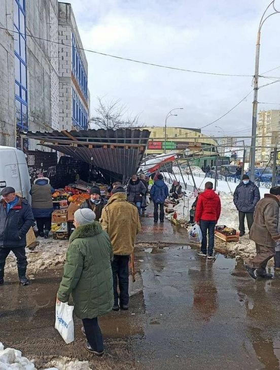 возле станции метро навес рухнул