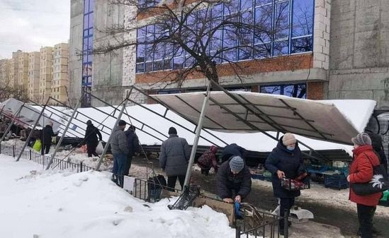 В Киеве возле станции метро навес рухнул прямо на людей: первые детали ЧП