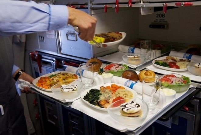 Что делают с едой, которую не съели во время полета самолета