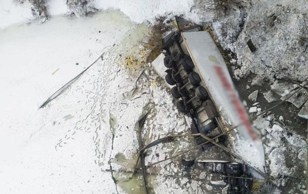 В Черниговской области грузовик протаранил ограждение моста и упал в реку