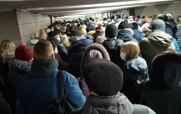 В киевском метро вновь засняли огромную очередь