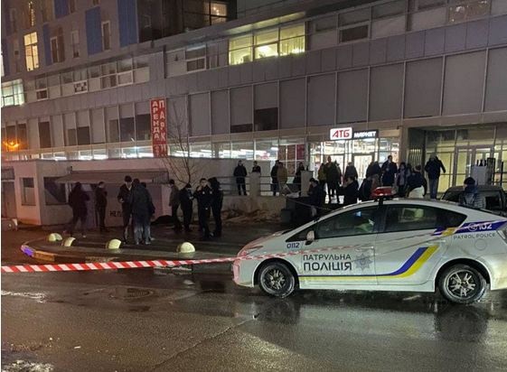 Выстрелили в голову: в Харькове у входа в супермаркет застрелили мужчину