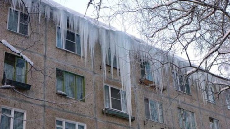 В центре Киева на женщину упала глыба льда