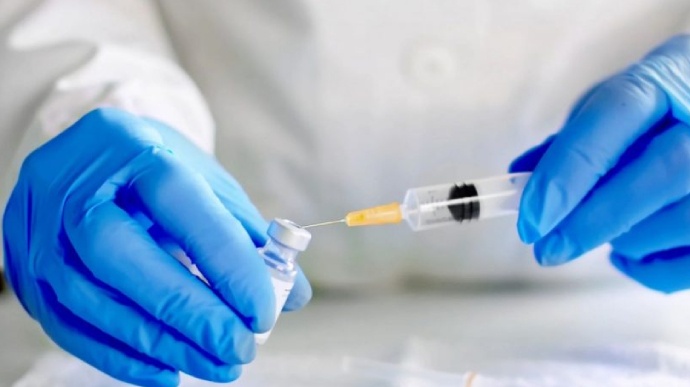 Врач-реаниматолог первым в Украине получил прививку от COVID-19