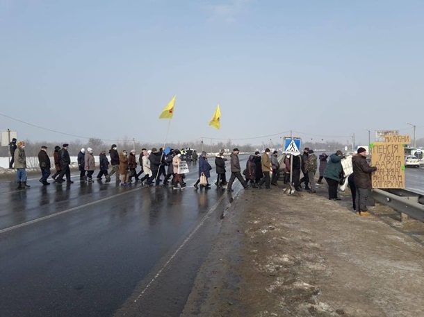 Тарифный протест в Лубнах: участники акции вновь перекрыли трассу на Киев