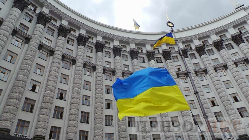 Чиновников заставят сдавать экзамен по украинскому языку