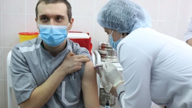 Иньекция "Ковишилдом": что на себе испытали вакцинированные медики