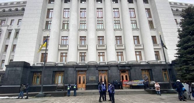 Сторонники Стерненко снова атакуют Банковую: подробности акции