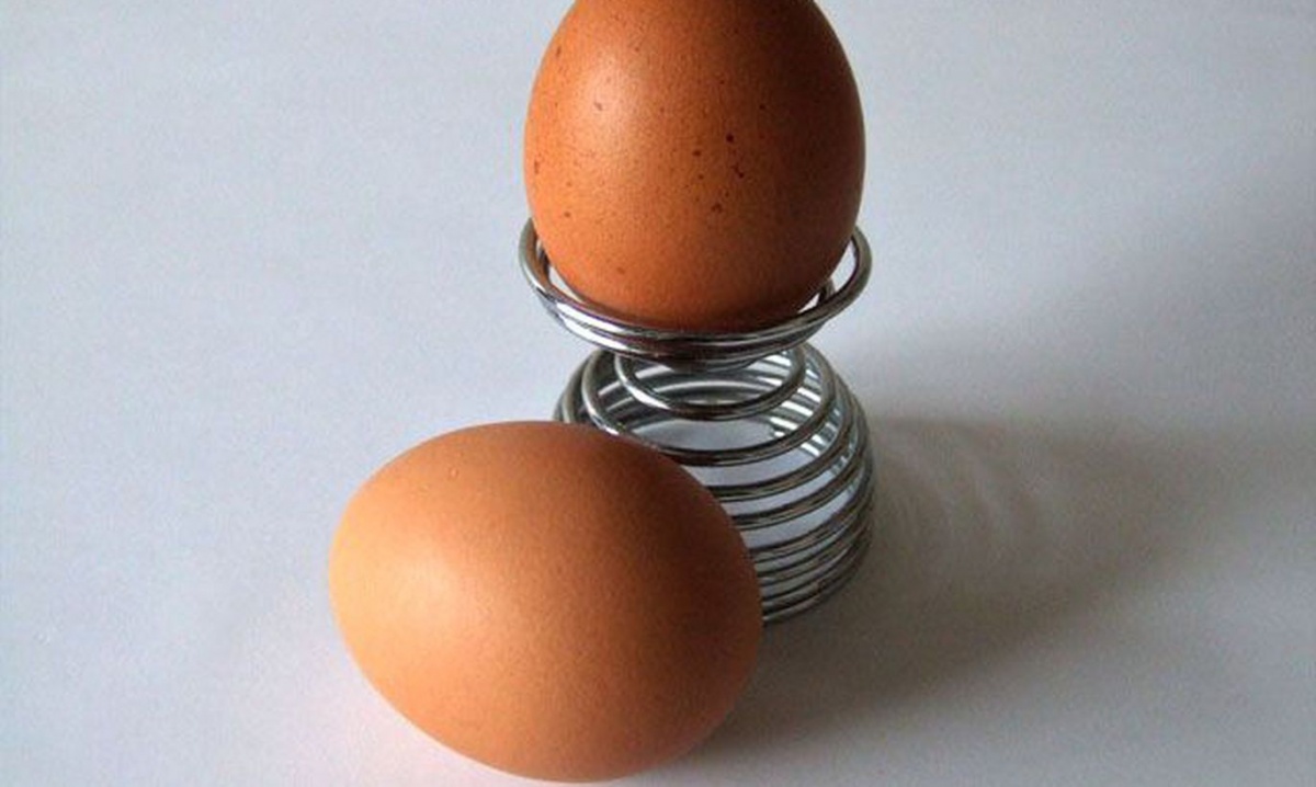 Как правильно разбить куриное яйцо: показан лучший способ