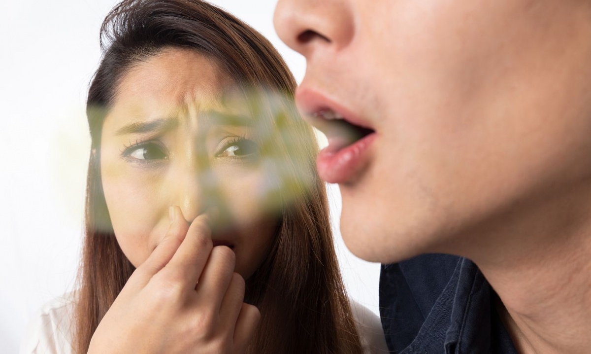 О каких заболеваниях сигнализирует неприятный запах изо рта – ответ врача